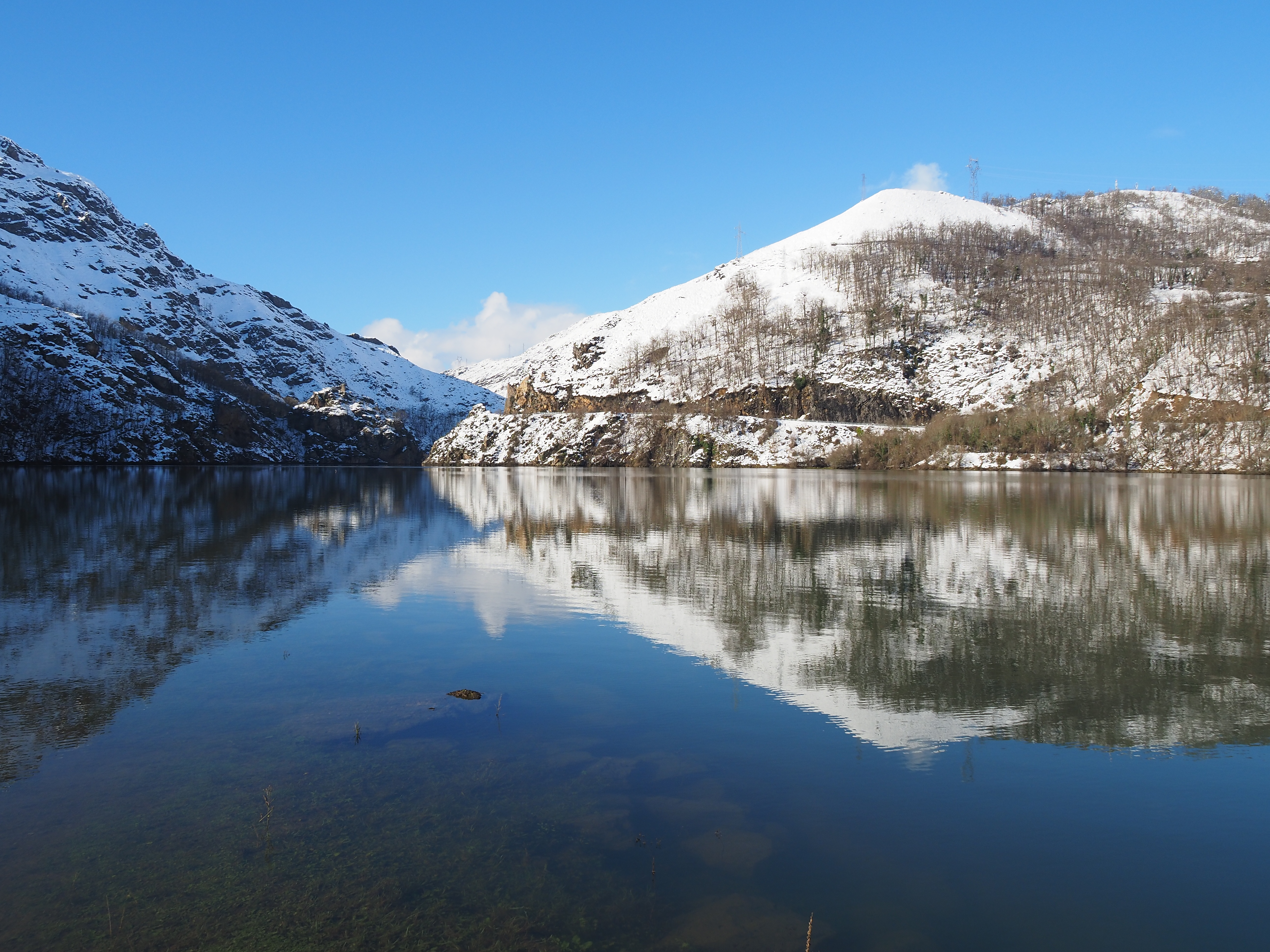 Embalse rioseco, reflejo montañas nevadas